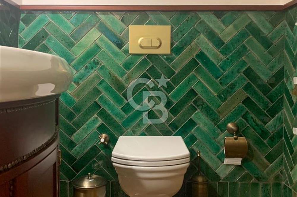 Galata'da Tarihi Petraki Apartmanında Bakımlı Satılık Daire