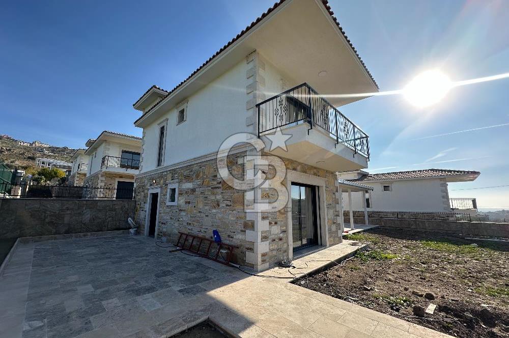 FOÇA YENİBAĞARASINDA ÖZEL HAVUZLU AKILLI SİSTEMLİ LÜKS 3+1 VİLLA
