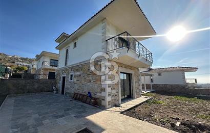 FOÇA YENİBAĞARASINDA ÖZEL HAVUZLU AKILLI SİSTEMLİ LÜKS 3+1 VİLLA
