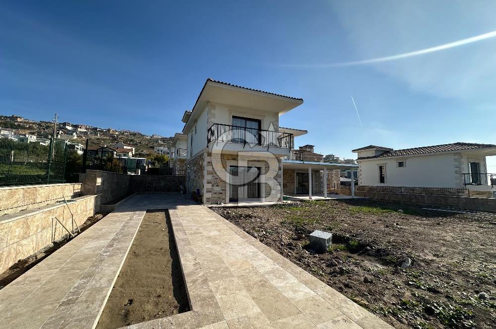 FOÇA YENİBAĞARASINDA ÖZEL HAVUZLU AKILLI SİSTEMLİ LÜKS 3+1 VİLLA