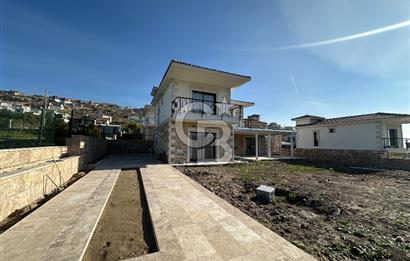 FOÇA YENİBAĞARASINDA ÖZEL HAVUZLU AKILLI SİSTEMLİ LÜKS 3+1 VİLLA