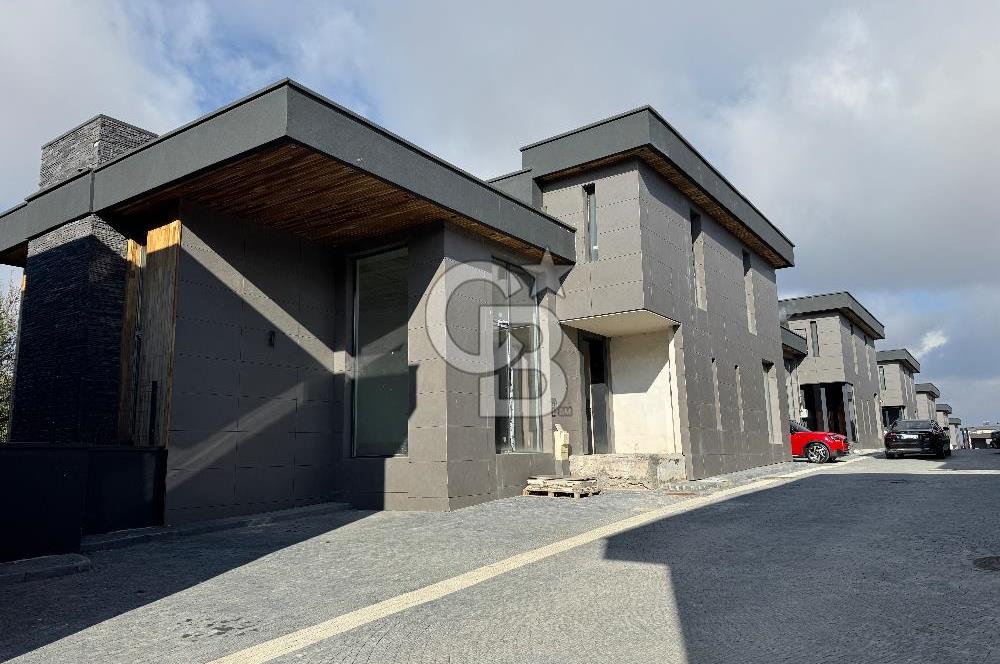 Baglica'da Yüksek Tavanli 350m2 4+1 Natamam 3 Katli Villa