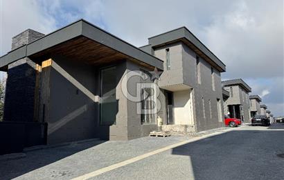 Baglica'da Yüksek Tavanli 350m2 4+1 Natamam 3 Katli Villa