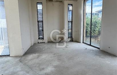 Baglica'da Yüksek Tavanli 350m2 4+1 Natamam 3 Katli Villa