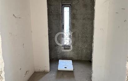 Baglica'da Yüksek Tavanli 350m2 4+1 Natamam 3 Katli Villa