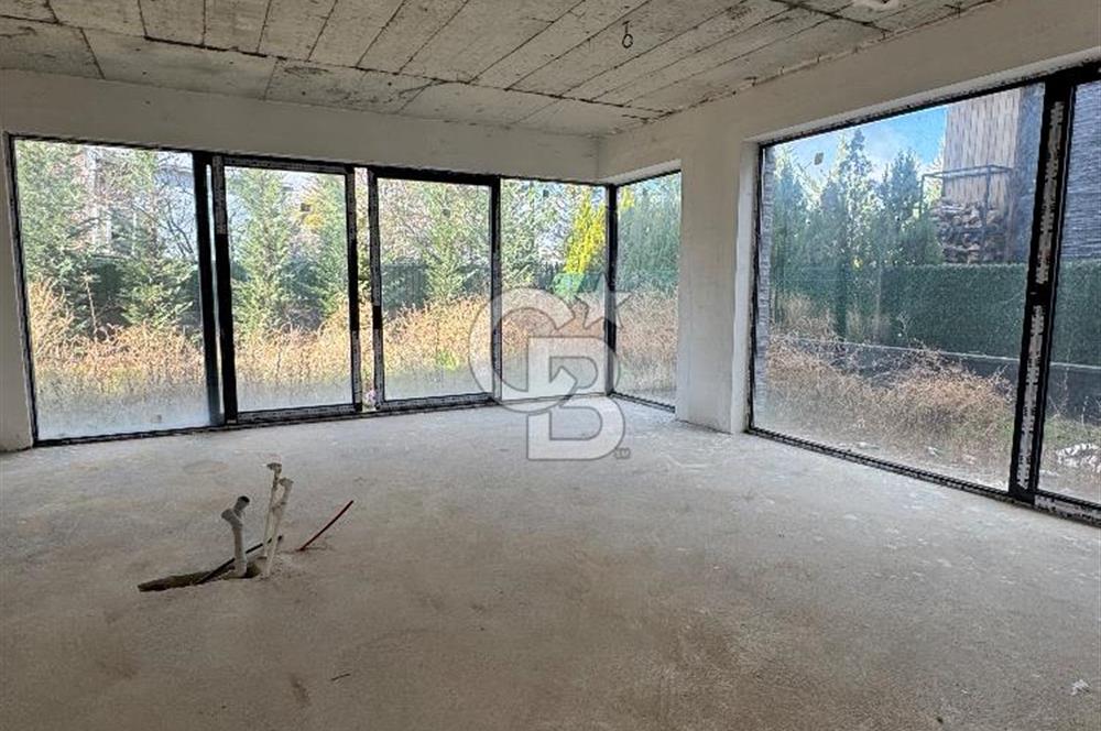 Baglica'da Yüksek Tavanli 350m2 4+1 Natamam 3 Katli Villa