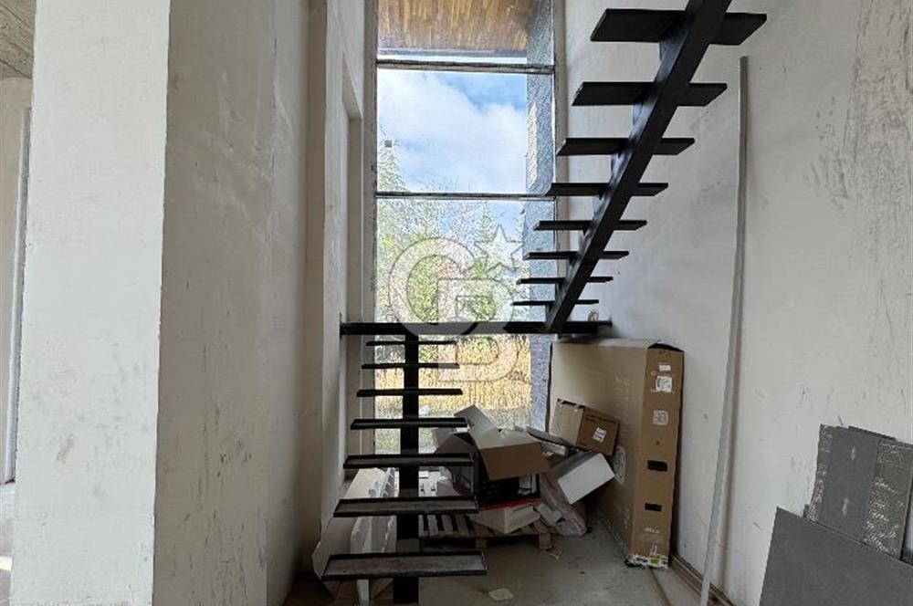 Baglica'da Yüksek Tavanli 350m2 4+1 Natamam 3 Katli Villa