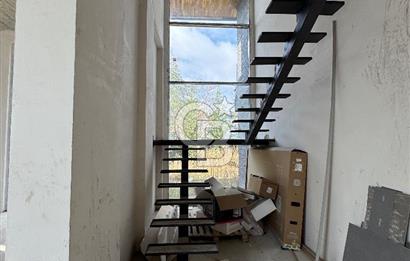 Baglica'da Yüksek Tavanli 350m2 4+1 Natamam 3 Katli Villa