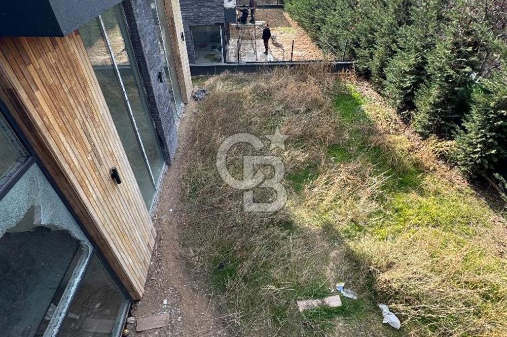 Baglica'da Yüksek Tavanli 350m2 4+1 Natamam 3 Katli Villa