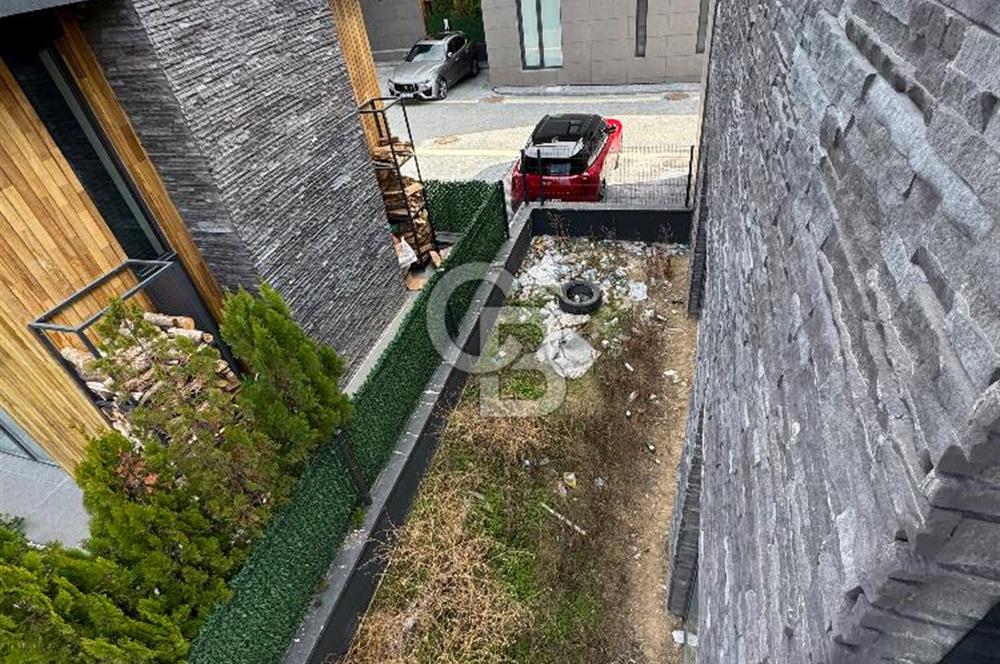 Baglica'da Yüksek Tavanli 350m2 4+1 Natamam 3 Katli Villa