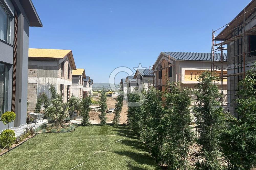 GÖLBAŞI KARŞIYAKA MAHALLESİ SİTE İÇİ 5+1 SATILIK VİLLA