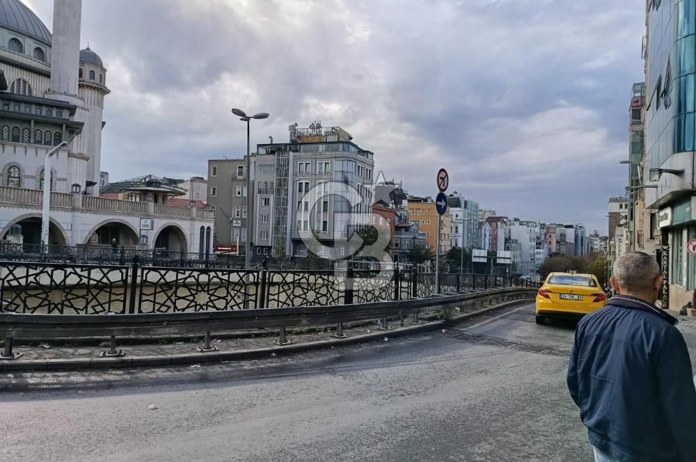 Taksim Camii Karşısı Ana Cadde Üzeri Kiralık Bina