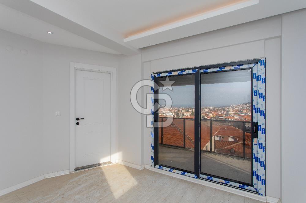 Yenifoça'da Satılık Deniz Manzaralı Müstakil 4+1 Tripleks Villa