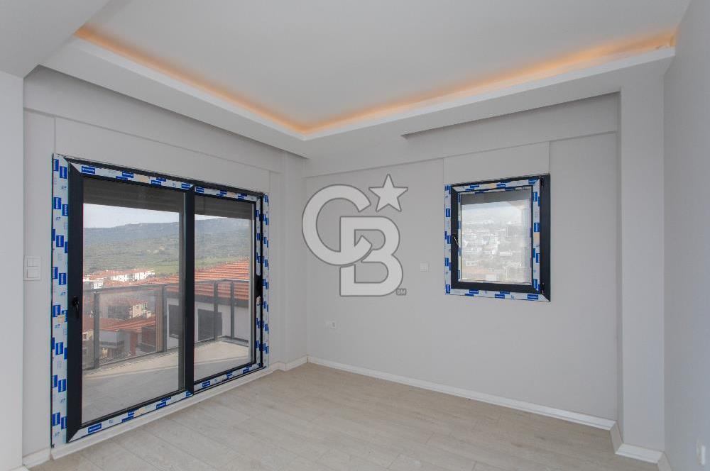 Yenifoça'da Satılık Deniz Manzaralı Müstakil 4+1 Tripleks Villa