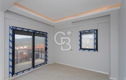 Yenifoça'da Satılık Deniz Manzaralı Müstakil 4+1 Tripleks Villa