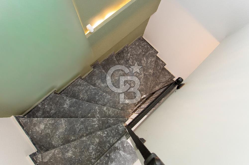 Yenifoça'da Satılık Deniz Manzaralı Müstakil 4+1 Tripleks Villa