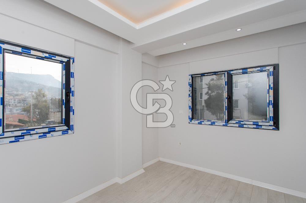 Yenifoça'da Satılık Deniz Manzaralı Müstakil 4+1 Tripleks Villa