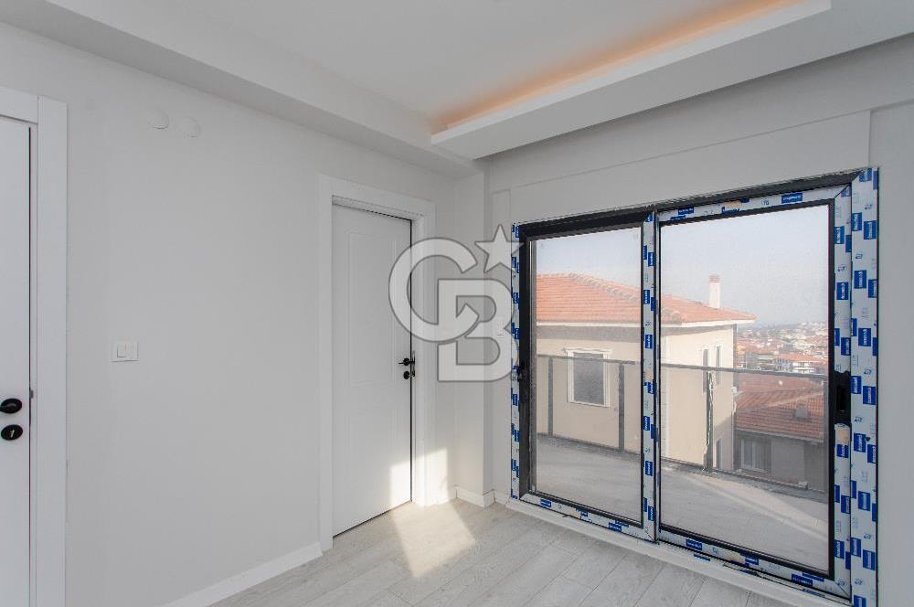 Yenifoça'da Satılık Deniz Manzaralı Müstakil 4+1 Tripleks Villa