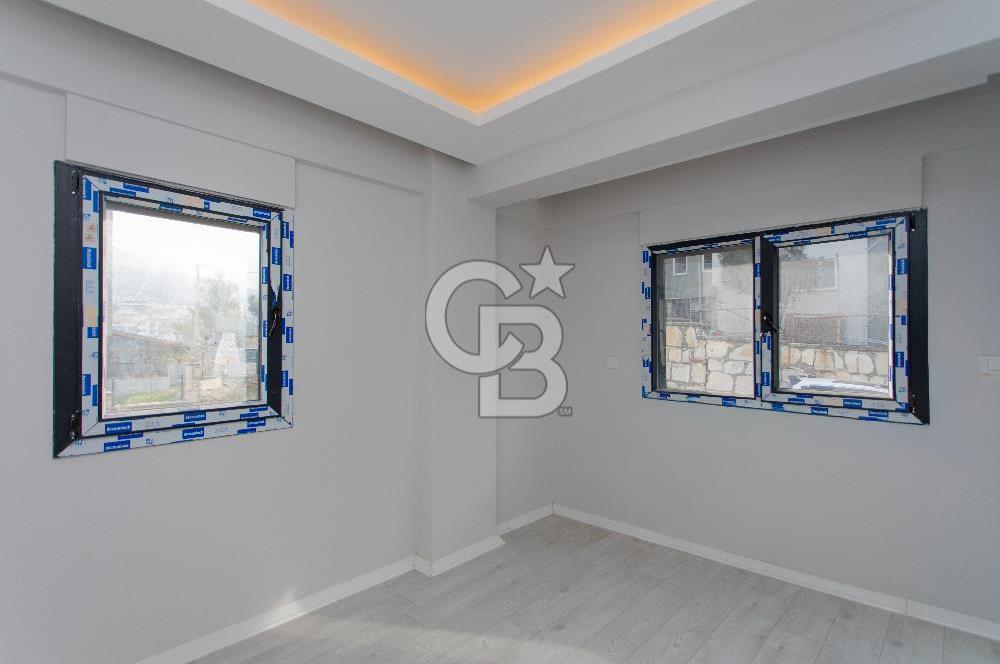 Yenifoça'da Satılık Deniz Manzaralı Müstakil 4+1 Tripleks Villa