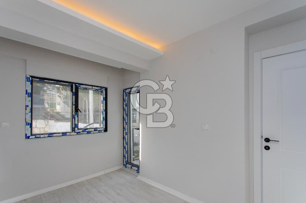 Yenifoça'da Satılık Deniz Manzaralı Müstakil 4+1 Tripleks Villa