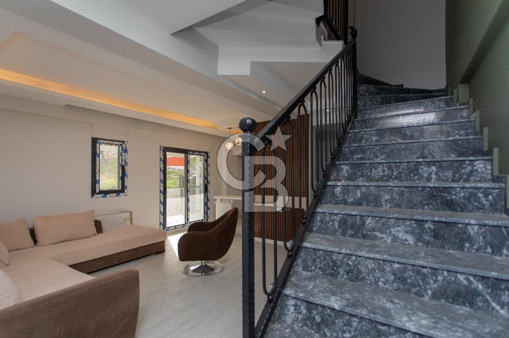 Yenifoça'da Satılık Deniz Manzaralı Müstakil 4+1 Tripleks Villa