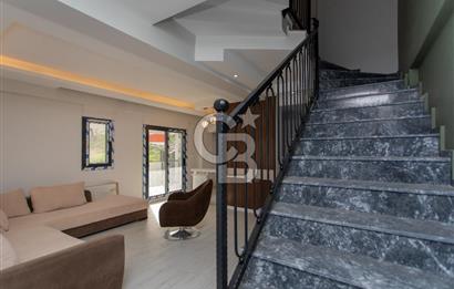 Yenifoça'da Satılık Deniz Manzaralı Müstakil 4+1 Tripleks Villa