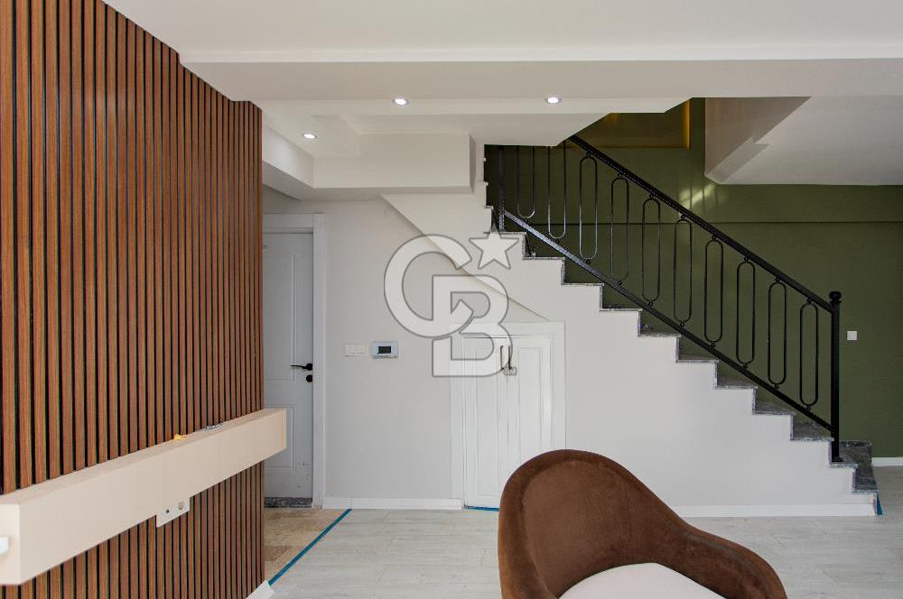 Yenifoça'da Satılık Deniz Manzaralı Müstakil 4+1 Tripleks Villa