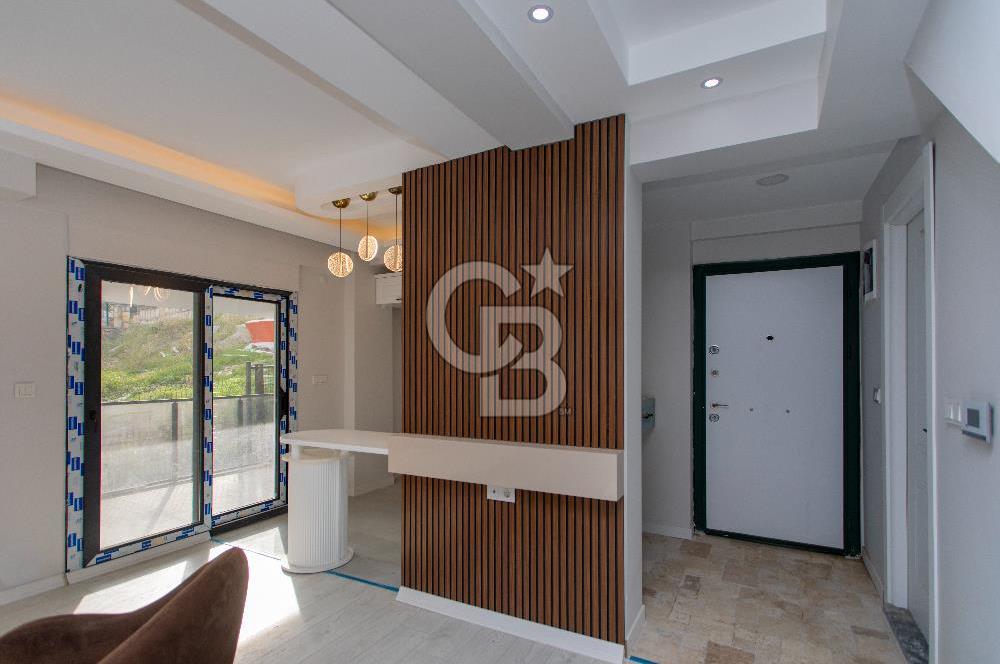 Yenifoça'da Satılık Deniz Manzaralı Müstakil 4+1 Tripleks Villa