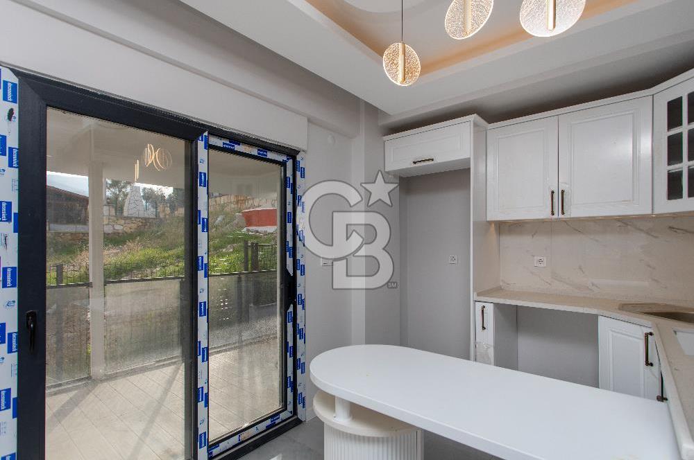 Yenifoça'da Satılık Deniz Manzaralı Müstakil 4+1 Tripleks Villa