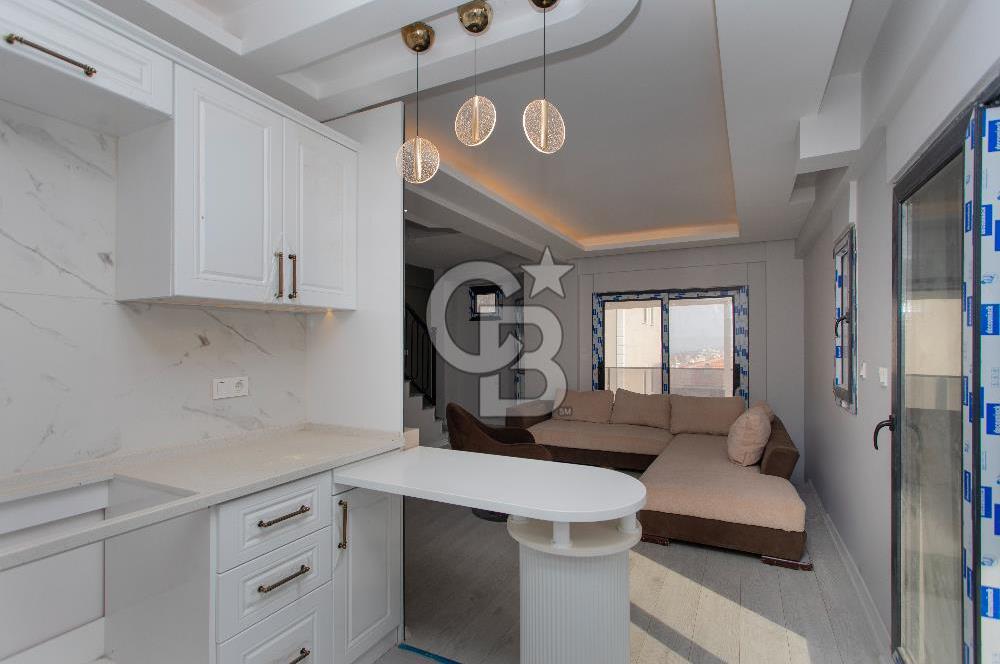 Yenifoça'da Satılık Deniz Manzaralı Müstakil 4+1 Tripleks Villa