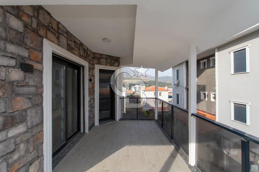 Yenifoça'da Satılık Deniz Manzaralı Müstakil 4+1 Tripleks Villa