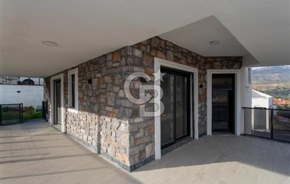 Yenifoça'da Satılık Deniz Manzaralı Müstakil 4+1 Tripleks Villa