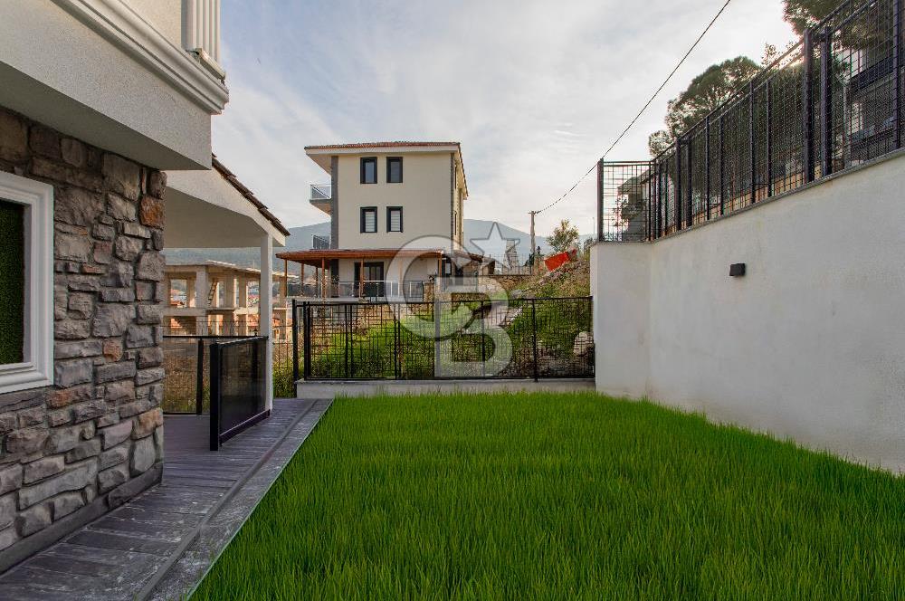 Yenifoça'da Satılık Deniz Manzaralı Müstakil 4+1 Tripleks Villa