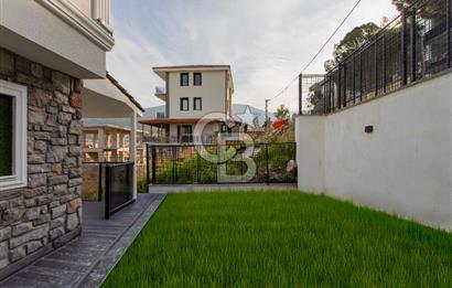 Yenifoça'da Satılık Deniz Manzaralı Müstakil 4+1 Tripleks Villa