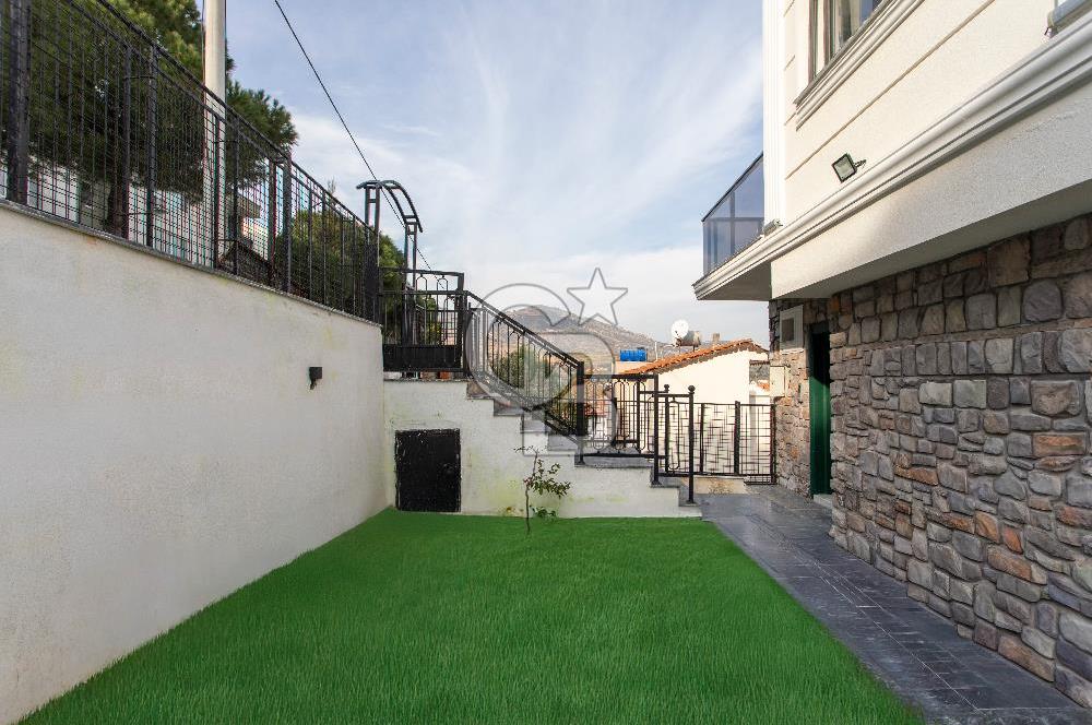 Yenifoça'da Satılık Deniz Manzaralı Müstakil 4+1 Tripleks Villa