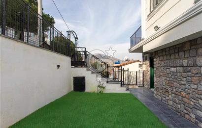 Yenifoça'da Satılık Deniz Manzaralı Müstakil 4+1 Tripleks Villa