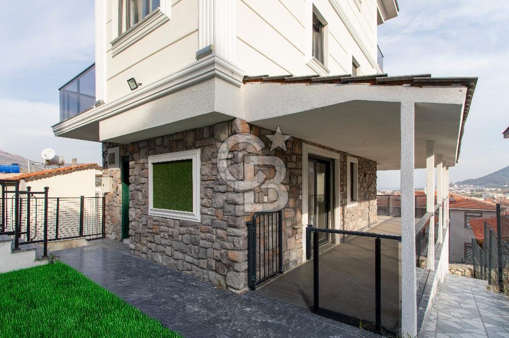 Yenifoça'da Satılık Deniz Manzaralı Müstakil 4+1 Tripleks Villa