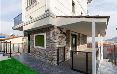 Yenifoça'da Satılık Deniz Manzaralı Müstakil 4+1 Tripleks Villa