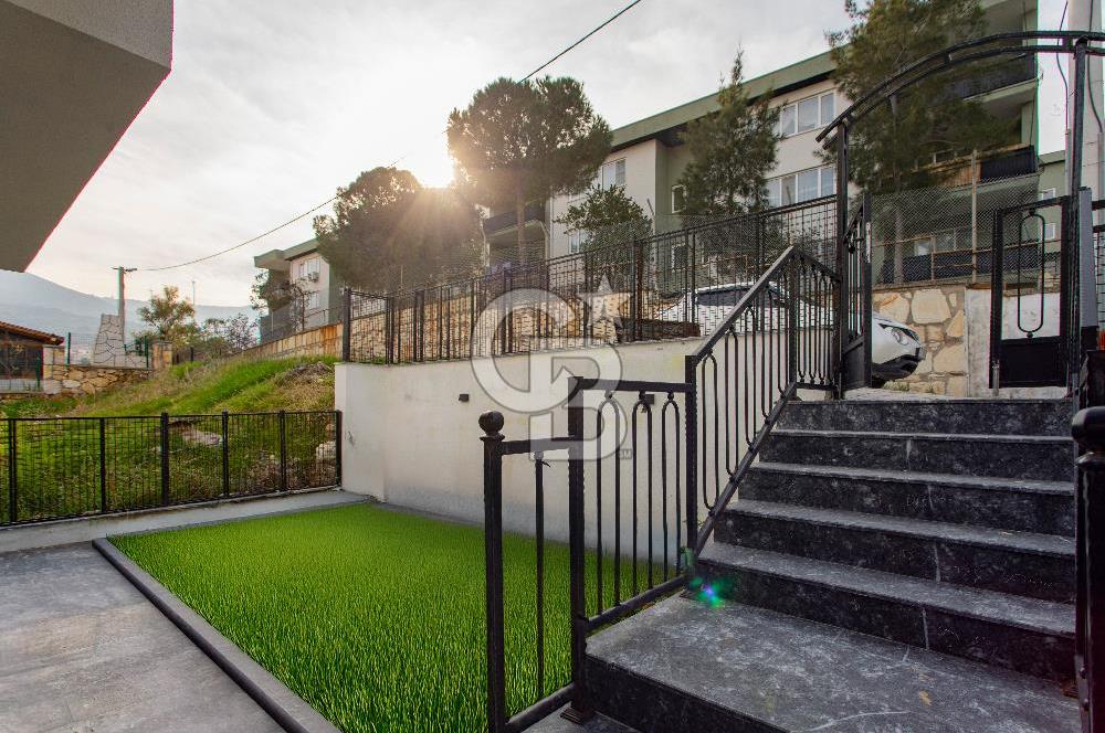 Yenifoça'da Satılık Deniz Manzaralı Müstakil 4+1 Tripleks Villa