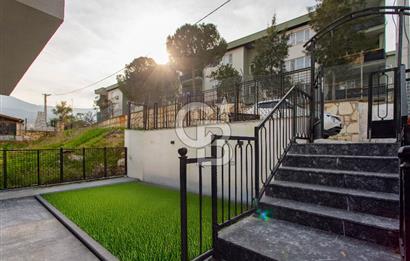 Yenifoça'da Satılık Deniz Manzaralı Müstakil 4+1 Tripleks Villa