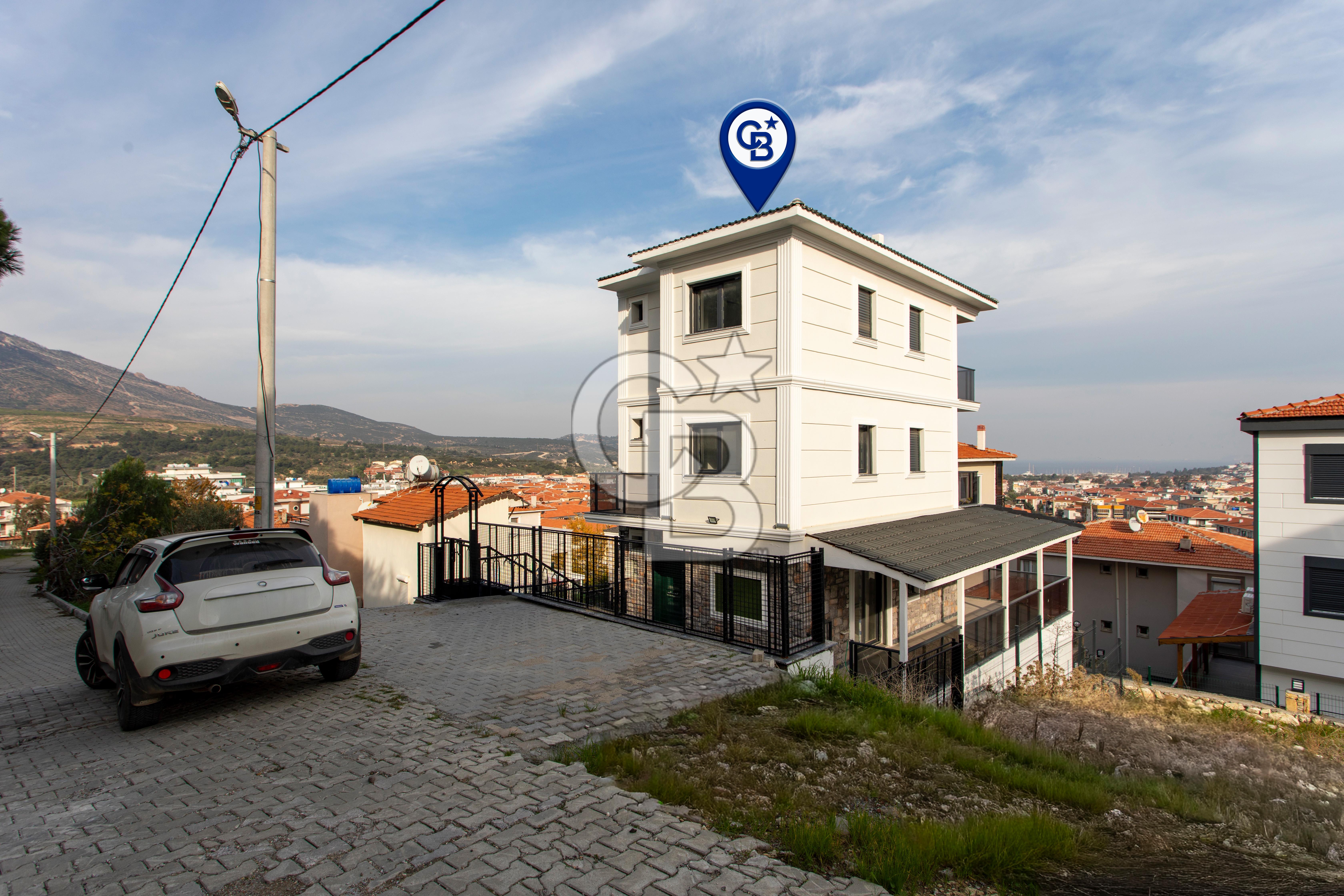 Yenifoça'da Satılık Deniz Manzaralı Müstakil 4+1 Tripleks Villa