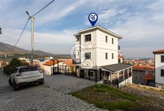 Yenifoça'da Satılık Deniz Manzaralı Müstakil 4+1 Tripleks Villa - 1 - 323249