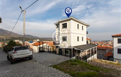 Yenifoça'da Satılık Deniz Manzaralı Müstakil 4+1 Tripleks Villa