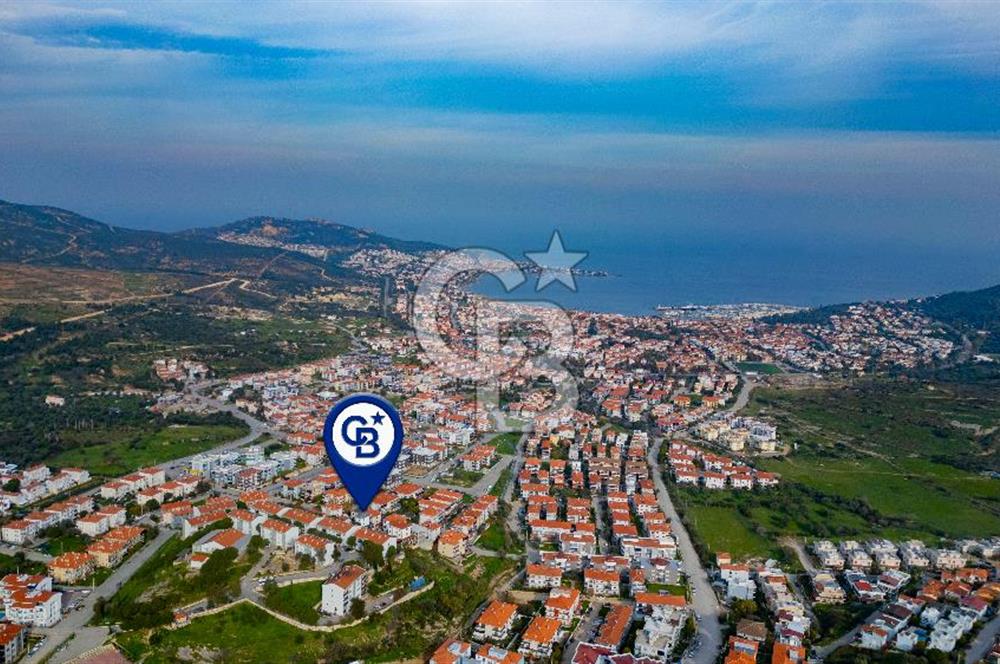 Yenifoça'da Satılık Deniz Manzaralı Müstakil 4+1 Tripleks Villa