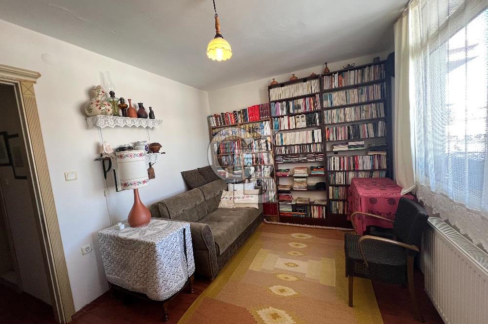 Karşıyaka Donanmacı'da Geniş Teraslı 2+1 Daire 