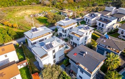 SIĞACIKTA BUTİK SİTEDE EŞYALI SATILIK VİLLA