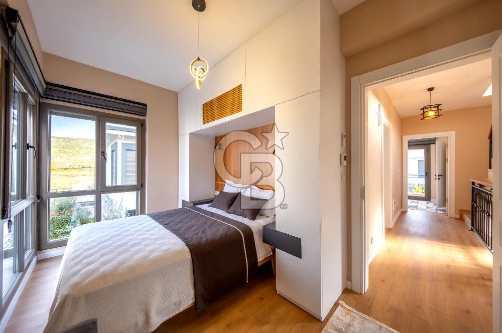 SIĞACIKTA BUTİK SİTEDE EŞYALI SATILIK VİLLA