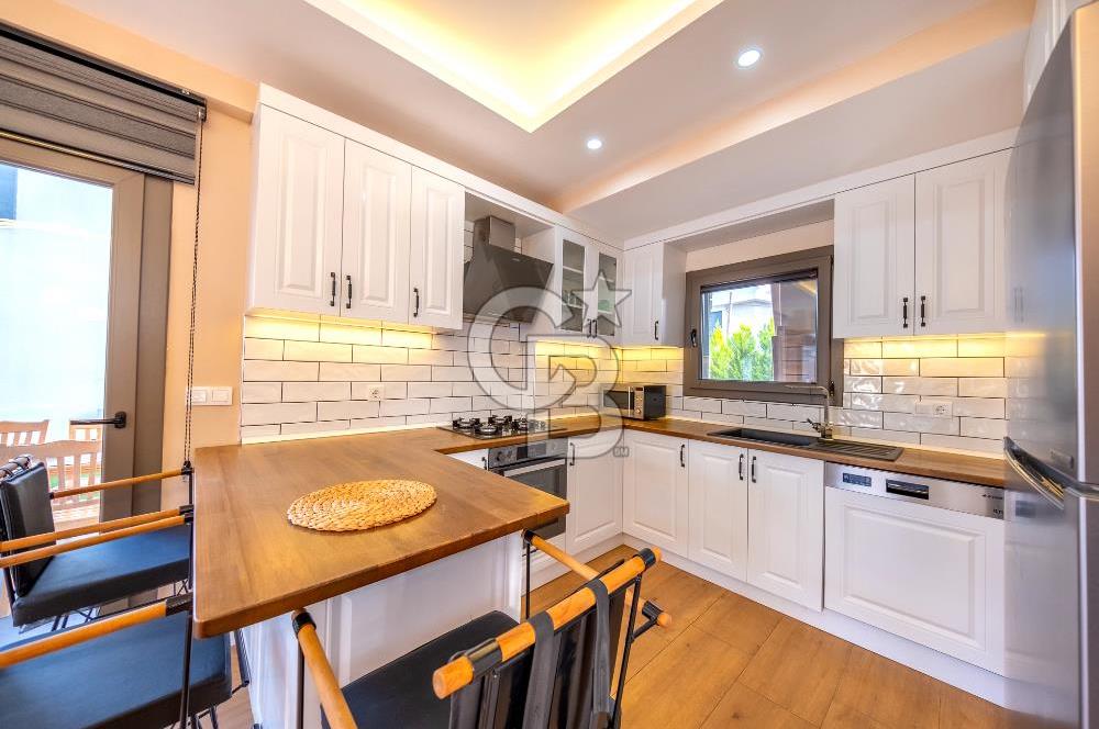 SIĞACIKTA BUTİK SİTEDE EŞYALI SATILIK VİLLA