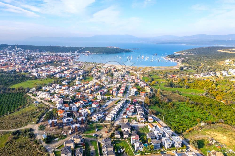 SIĞACIKTA BUTİK SİTEDE EŞYALI SATILIK VİLLA