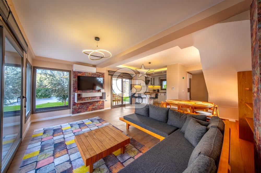 SIĞACIKTA BUTİK SİTEDE EŞYALI SATILIK VİLLA